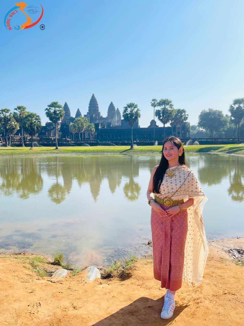 Du khách chụp hình tại dền Angkor Wat